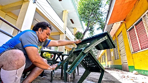 BRIGADA ESKWELA. Si SPED Teacher Rolly Layola, 42, ulitawo, maestro sulod na sa 22 ka tuig sa Zapatera Integrated SPED School, kanunay mag-una sa pagpanglimpiyo sa iyang lawak samtang ang Brigada Eskwela 2018 sa dakbayan sa Sugbo pagasugdan pa lang karong adlawa. (Amper Campana)