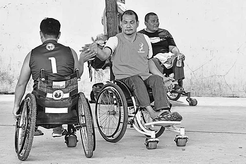 DAVAO. Duha ka mga PWDs nag-apir human ang ilang dula sa basketball sa may Barangay 35-D, siyudad sa Davao. Kini timaan sa ilang kultura sa respeto sa matag-usa.