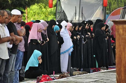 BACOLOD. Muslims celebrate Eid'l Adha, or the Feast of Sacrifice, at the Government Center in Bacolod City, Tuesday, August 21. (Merlinda Pedrosa)