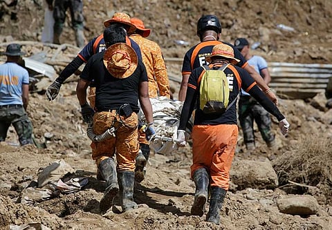 ITOGON. Rescuers carry a body they recovered at the site where victims are believed to have been buried by a landslide triggered by Typhoon Mangkhut as it lashed across Itogon, Benguet province, northern Philippines, Tuesday, Sept. 18, 2018. (AP)
