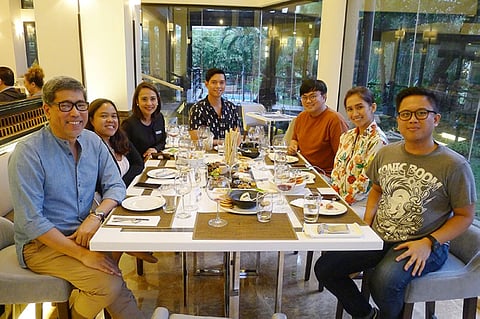 CEBU. Catching up with the Cebuanos. Jinggoy with Niza Mariñas, Frances Alfafara, Doyzkie Buenaviaje, Marco Paulo Diala, Toni Pino-Oca & Luis Quibranza. (Jinggoy I. Salvador)