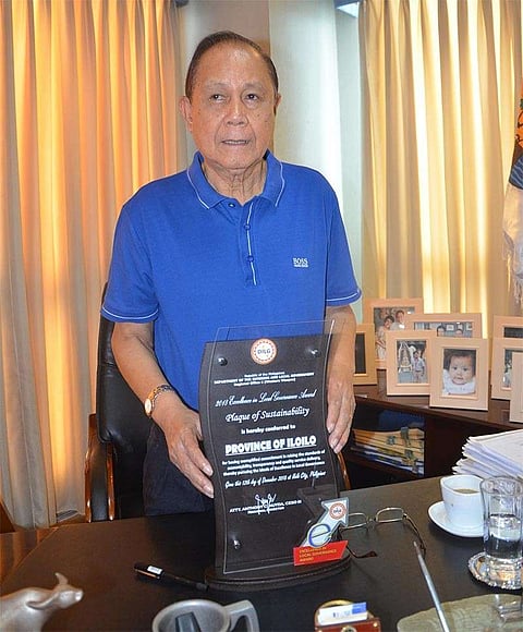 ILOILO. Governor Arthur Defensor, Sr. shows the Plaque of Sustainability received by Iloilo Province from Excellence in Local Governance (Excell) Awards of the Department of the Interior and Local Government- Western Visayas. (Contributed photo)