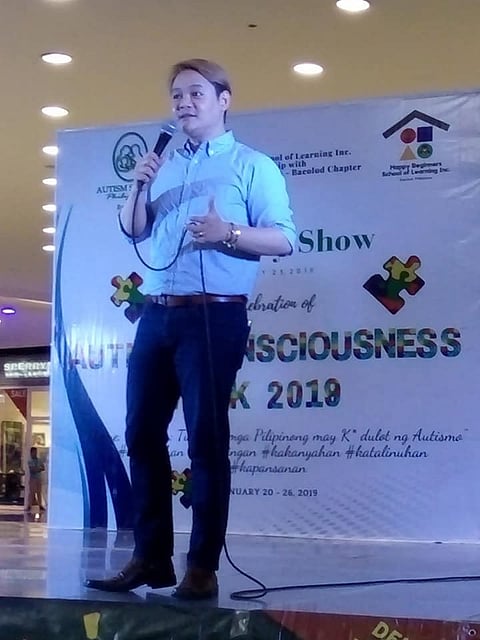 BACOLOD. Dr. Mark Anthony Talatala inspires the parents, guardians and students during the program held this week. (Photo by Wendy Arroyo)