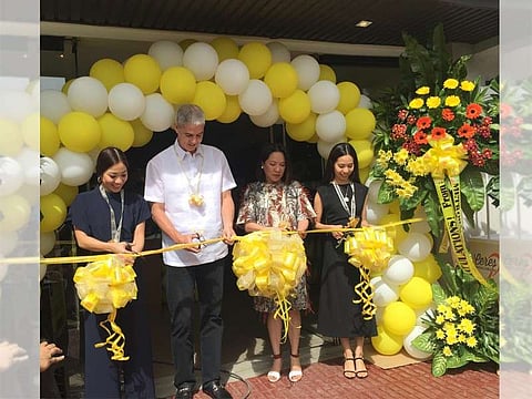 BACOLOD. Negros Occidental Vice Governor Eugenio Jose Lacson leads the ribbon cutting ceremony to officially open the Ceres Mart on Lacson Street, Bacolod City with Ceres Premium Food Production Inc. Chief Executive Officer Jerina Louise Yanson Ramos, her mother, and sister. (Merlinda Pedrosa)