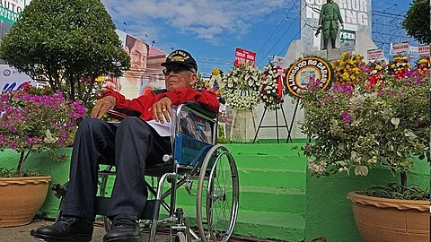 DAVAO. Miposing atubangan sa World War II War Veterans Memorial Monument ang beterano nga si Emmanuel Go atol sa pagselebrar sa ika-77 Araw ng Kagitingan kagahapon, Abril 9, 2019, sa kanto sa mga dalang Roxas Avenue ug C. Bangoy, Davao City nga gisalmutan sa nagkadaiyang sektor sa gobyerno ug non-government organizations. (Macky Lim)