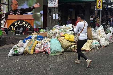 MAGALONG. Piles of uncollected biodegradable wastes greets marketgoers and newly installed Mayor Benjamin Magalong after the Department of Environment and Natural Resources ordered to halt the processing of biodegradable waste at the Irisan dumpsite effective Monday, July 1, 2019. (Photos by Jean Nicole Cortes and Maria Elena Catajan)