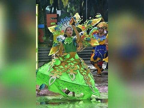 DAVAO. Gisayaw ug gibida sa babayeng empleyado sa Davao Doctor's Hospital ang imahe sa Sto. Niño atol sa ilang pagsayaw sa Sinulog Festival sulod sa Davao City People's Park atol sa ilang contest sulod sa parke subay sa pagsaulog sa ilang 50th anniversary kagahapon sa buntag. (Macky Lim)
