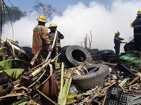 CEBU. Moabot sa P100,000 ang gibilin nga danyos sa niulbong sunog sa usa ka pribadong compound nga gihimong garahe sa mga trailer trucks ug tambakan sa mga nagamit na nga ligid sa Barangay Cabancalan, Dakbayan sa Mandaue. (Hulagway kuha ni Arvie Veloso)
