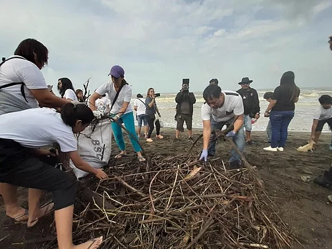BATAAN. Bagac, Bataan Mayor Ramil del Rosario leads the clean-up drive along the town's coastal area as part of Saturday's International Coastal Clean-up Day. (Princess Clea Arcellaz)