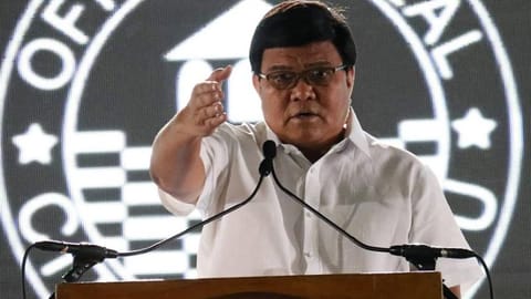 100 DAYS: Cebu City Mayor Edgardo Labella reports what he has done in his first 100 days in office. (Photo by Amper CampaƱa)