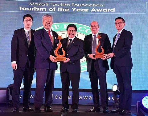 Mayor Evelio Leonardia (3rd from left), accompanied by Vice Mayor El Cid Familiaran and Councilor Renecito Novero, accepts the trophy for Tourism Award of the Year for Bacolod City, presented by the Makati Tourism Foundation, represented by Secretary-General Tan Yu III, with Dr. Elton See Tan of the Federation of Filipino-Chinese Chambers of Commerce and Industry, at the Asia Leaders Awards 2019 at the Makati Shangri-La Hotel in Manila Tuesday, November 19. (City PIO)