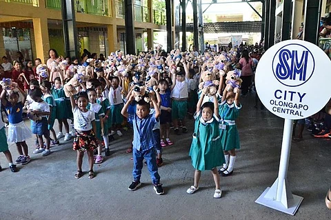 OLONGAPO. Students from Boton Elementary School were all smiles after receiving 'Bears of Joy' from SM Olongapo Central. (Contributed photo)
