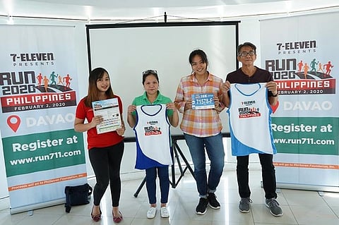 DAVAO. Organizers sa 7-Eleven Run 2020 Davao Leg masaligon nga malabwan pa ang ihap sa partisipante sa nakalabay nga tuig. Gikan sa wala, Philippine Seven Corporation Davao marketing team leader Karen Lebante, 7-Eleven Run Series project head Michelle Saludes, Michelle Santillan sa race operations team ug Davao technical coordinator Tomas Tan nagpahulagway samtang nagpakita sa unod sa race kit atol sa media launch, Biyernes, Enero 10, 2020. (Macky Lim)