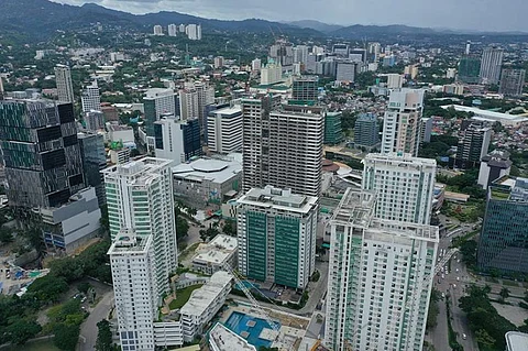 GROWTH. Compared with other major economies in the Southeast Asia region that have already released their gross domestic product growth figures in the fourth quarter, the Philippines ranks second behind Vietnam's seven percent. For 2020, Socioeconomic Planning Secretary Ernesto Pernia asks the government to eliminate policies that hamper the growth of trade and investments. (Sunstar File)