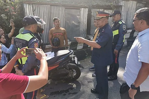 CAGAYAN DE ORO. PRO-Northern Mindanao director Brigadier General Rolando Anduyan scolds a police officer for wearing slippers while riding a motorcycle. Anduyan led an inspection of police-owned vehicles and motorcycles on Monday as part of the police's internal cleansing program. (Contributed photo)