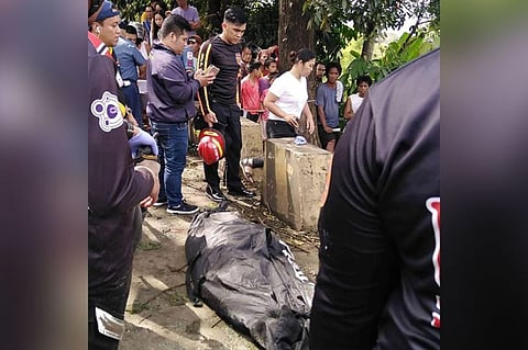 CAGAYAN DE ORO. Nahulog sa 20 ka lawumon nga pangpang sa Sayre Highway Purok 7, Upper Puerto, sa siyudad sa Cagayan de Oro kagahapon sa hapon kining bus pasaheroan. Sa pika bahin, ang patayng lawas sa drayber. (Pinaambit nga hulagway)