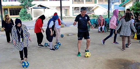 MARAWI. AFC B licensed coach Percy Guarin teaches the teachers of Marawi City the basic futsal skills during the first pace of the Liga Eskwela in October last year. (Jack Biantan)