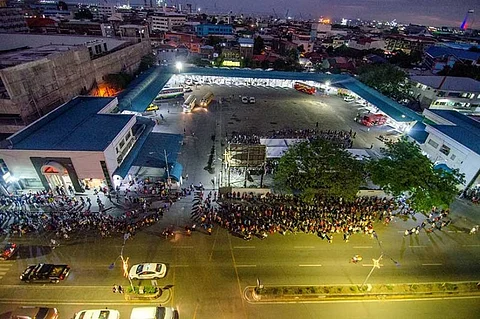 STRANDED DUE TO SOCIAL DISTANCING. The impending lockdown or imposition of an enhanced community quarantine (ECQ) had people scrambling for groceries and a ride home Thursday, March 26, 2020. Because public conveyance has to observe social distancing and allows only 50 percent capacity, hundreds of commuters got stranded outside the Cebu South Bus Terminal. As if things couldn't get worse for them, it rained and they got drenched as they clung to their grocery bags. Public transportation in Cebu City will be suspended starting noon of Saturday, March 28, 2020. (SunStar Photo / Alan Tangcawan)