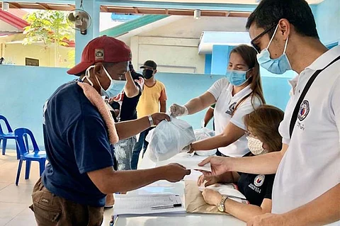 DAVAO. Mokabat 200 ka mga mangaritonay ug mga laborer sa Barangay 5-A, Bankerohan, Davao City ang nakadawat og mga relief goods ug cash assistance gikan kang Representative Paolo Duterte isip ayuda kanila luyo sa krisis sa Covid-19 sa miaging semana. (Jeepy P. Compio)