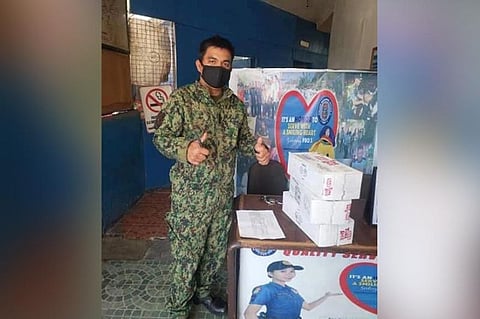 PAMPANGA. The Angeles City Government, led by Mayor Carmelo Lazatin, Jr. distributes five kilos of rice each to 602 Angeles City Police Officers last April 21. Assorted canned goods are also distributed to all stations and checkpoints in the city last April 22. (AC-CIO)