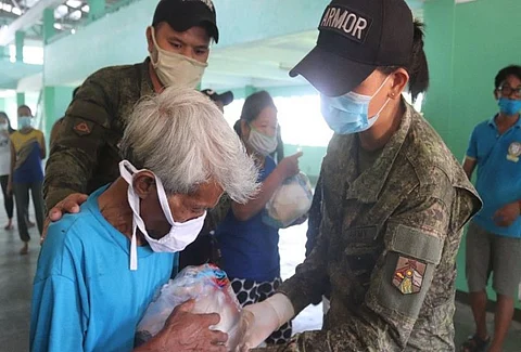 TARLAC. Third Mechanized Infantry Battalion extends help to the indigent families affected by the Covid-19 pandemic in Barangay Camangahan West, Moncada, Tarlac. (3rd Mechanized Infantry Battalion)