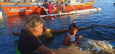 CAGAYAN DE ORO. 'Tamban' (sardines fish) season is a great relief for poor families living in seaside barangays of Cagayan de Oro especially in these most trying times of pandemic. Even children and older women have learned to participate in "punit" to bring food to the table every morning. (Lynde Salgados)