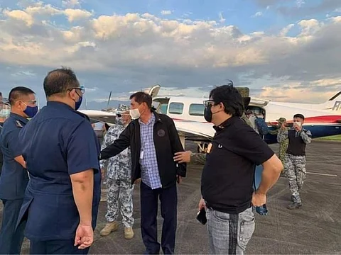 HELP HAS ARRIVED. Environment Secretary Roy Cimatu and Presidential Assistant for the Visayas Secretary Michael Lloyd Dino along with other national government officials arrive in Bacolod City Wednesday, August 26. Prior to Bacolod, they also went to Iloilo City where they met with Regional Inter-agency Task Force of Region 6 and local chief executives. (Opav Photo)
