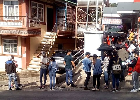 TEST CENTER. People line up while waiting for a swab test at a private Covid-19 testing center in Bakakeng, not minding physical distancing. DOH-Cordillera assured that private testing centers for Covid-19 are closely monitored, including hazardous waste. (Jean Nicole Cortes)
