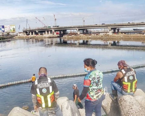 RIVER CLEANUP. River Troopers of the Cebu City Government's Community Environment and Natural Resources Office set up a bio fence made of recycled plastic bottles on Sept. 18, 2020 by the South Road Properties. This is in preparation for the river cleanup on Sept. 19, Saturday. (Amper Campaña)