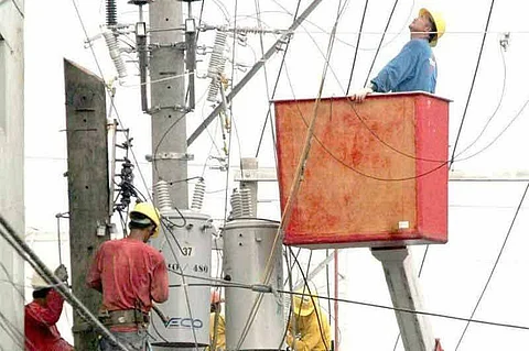 VISAYAN ELECTRIC. In this file photo, linemen are seen inspecting power lines in Cebu City to ensure the smooth flow of electricity into homes and commercial establishments. Visayan Electric announced that starting Oct. 1, 2020, service to those who have not paid their bills for months and those with huge pending bills will be disconnected. / SunStar file
