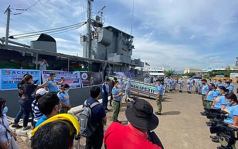 GIPAGIKAN SA PIER: Ang seremoimyas sa paggilan sa BRP Pangasinan PS31 sa Philippine Navynga nadala og hinabang alang sa Bicol kagahapon, Nobiyembre 4 , nga naapektohan sa bagyong Rolly. (Arnold Y. Bustamante)
