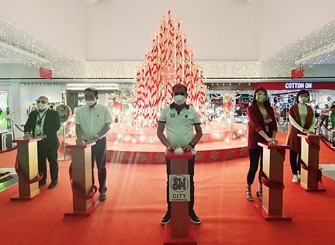 CHRISTMAS LAUNCH. (L-R) SM City Pampanga Mall Manager Aaron Montenegro, Board Member Rosve Henson, Mexico Mayor Teddy Tumang, SM Regional Mall Manager Andrea Madlangbayan and Chief Tourism Operations Officer Avon Timbol of the Department of Tourism Region 3 led Saturday's Christmas launch at SM City Pampanga. (Chris Navarro)