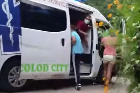 Screenshot from the video showing a team on board the ambulance of Barangay Felisa in Bacolod City not wearing personal protective equipment.