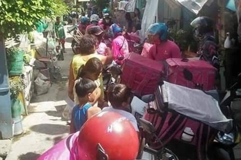 DELIVERY BLUES. Around 42 Foodpanda riders flock to Barangay Mabolo, Cebu City on Wednesday morning, Nov. 25, 2020 to deliver boxes of chicken fillet ordered by a seven-year-old girl. The girl's neighbor, Dann Kayne Suarez, described the multiple orders as accidental and were caused by a glitch on the app when the internet was lagging. (CONTRIBUTED, JED ALERTA)