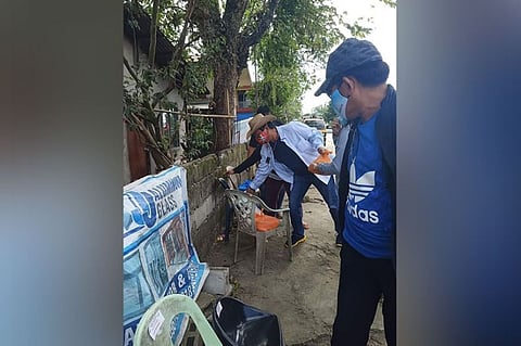 RELIEF GOODS. Mayor Abundio Punsalan Jr., who is serving a 90-day suspension, distributes food packs to Simonian flood victims. (Contributed photo)