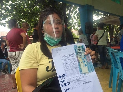 MANILA. Some residents of Muntinlupa City in Metro Manila receive the cash assistance promised by the government. (Contributed via Third Anne Peralta-Malonzo)