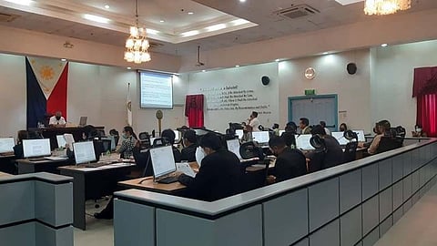 ■ GIAMENDAHAN: Mga sakop sa Cebu Provincial Board mituki sa ordinansa nga naglatid sa quarantine protocol sa mga overseas Filipino worker ug returning overseas Filipinos (ROF) sa usa ka special session. Ilang giamendahan ang ordinansa aron matuman ang 14 ka adlaw nga quarantine sa mga OFW ug ROF. / ARVIE N. VELOSO