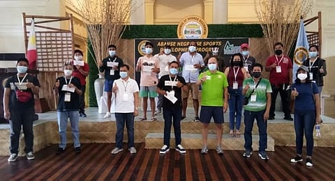 NEGROS. Provincial Sports Coordinator Tony Agustin (3rd from right) is joined by the winners of the 1st Governor Eugenio Jose V. Lacson Chess Tournament-Class B category. (Jerome Galunan Jr. Photo)