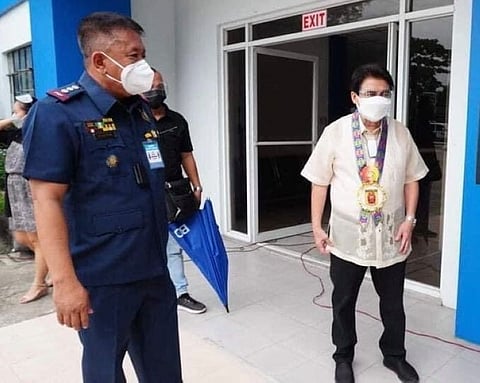 BACOLOD. Mayor Evelio Leonardia reminds newly installed Bacolod City Police Acting Director Colonel Thomas Joseph Martir to perform his job well. (Bacolod City PIO photo)