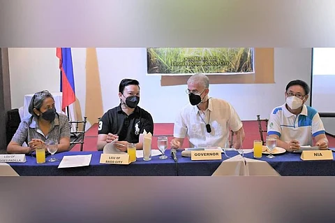 NEGROS. A memorandum of understanding between several national government agencies and the local governments of Bago City and the towns of Murcia and Moises Padilla was forged to combat hunger and poverty. (Provincial Capitol photo)