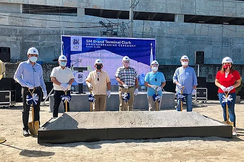 GROUNDREAKING. SM Supermalls officials and local executives including (left-to-right) Engineer Bien C. Mateo, SM Supermalls Senior Vice President; Dennis Legaspi, CDC Vice President for Engineering; Atty. Edgardo Pamintuan, CDC Chairman; Angeles City Mayor Carmelo "Pogi" Lazatin Jr.; Mabalacat City Vice Mayor Atty. Geld Aquino; Freddie Placino, CGC President; and Angeles City Councilor JC Parker lead the groundbreaking ceremonies for the SM City Clark Grand Terminal on Wednesday, October 27, 2021. (Charlene A. Cayabyab)