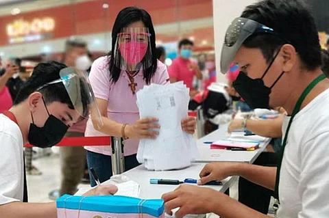 ZAMBOANGA. The City Government rolls out Saturday, November 13, the Local Social Amelioration Program (LSAP) for the members of the lesbian, gay, bisexual, and transgender (LGBT) amid the health pandemic. A photo handout shows Mayor Maria Isabelle Climaco-Salazar leading the distribution of the LSAP aid to the recipients. (SunStar Zamboanga)