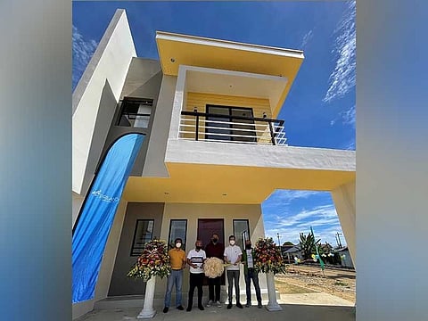 ISLAND LIVING. Top executives of Priland Development Corp. led by Ramon Carlo Yap, president, second from right, show offBreeza Coves' model house unit. / PRILAND