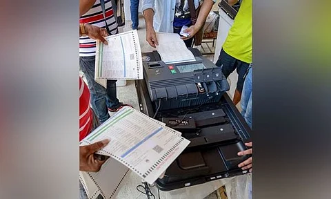 Vloggers barred from polling centers