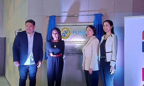 MARKING PARTNERSHIP. Filinvest Land Inc. (FLI) unveils a marker to commemorate its partnership with the Province of Cebu for the Filinvest Cyberzone Cebu in Barangay Lahug, Cebu City at Tower 2 of the development on Wednesday, April 20, 2022. From left are FLI chief strategy officer Tristan Las Marias, Cebu Gov. Gwendolyn Garcia, FLI president and chief executive officer Josephine Gotianun Yap and Filinvest REIT president Maricel Brion-Lirio. (PHILIP CEROJANO)
