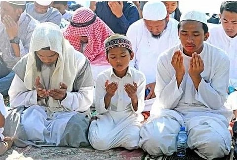 PRAYING, Muslims or followers of the Islamic faith pray inside the mosque during Eid’l Fitr.
