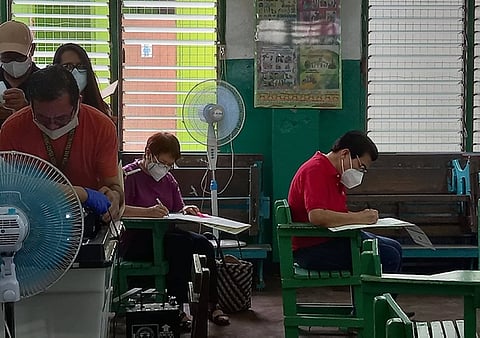 NEGROS. Incumbent Mayor Evelio Leonardia says they received reports on a group of men who allegedly brought fake vote counting machines in one of the barangays in the city. He made the pronouncement after he casted his vote at Education and Training Center School III in the city's Barangay 14 on Monday, May 9, 2022. (Merlinda A. Pedrosa)