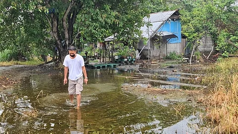 CAUTION VS WILD. A man carefully wades through stagnat waters in his home in Masantol town as Department of Health (DOH) Central Luzon cautioned the public against the spread of water and foodborne illnesses, influenza-like illness, leptospirosis, and dengue (WILD) especially that the rainy season.
