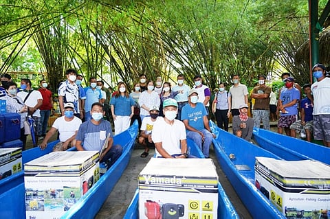 AID TO FISHERFOLK. Pampanga 2nd District Rep. Gloria Macapagal-Arroyo, Vice Governor Lilia "Nanay" Pineda and Lubao Mayor Esmie Pineda, through the assistance of the Bureau of Fisheries and Aquatic Resources, distributed 200 gillnets, 5 motorized bancas, cash and food assistance to Kapampangan fisherfolk at the Bamboo Hub, Lubao on Friday, June 17. (Contributed photo)