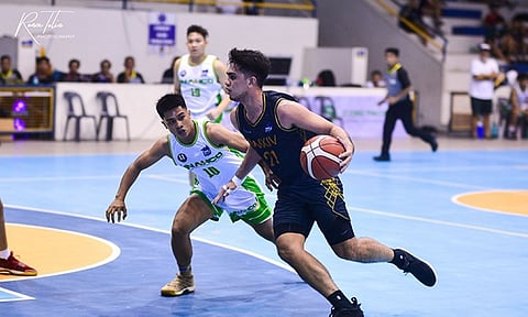 Daw og sa gilabyan lang ni Lucky Ecarma sa Batch 2014 ang nagdepensa kaniya niining aktoha atol sa ilang duwa niadtong Miyerkules sa gabii batok sa Batch 2022 sa Shaabaa 25 Season sa SHS-Ateneo Magis Arena sa Canduman, dakbayan sa Mandaue. (Tampo nga hulagway)